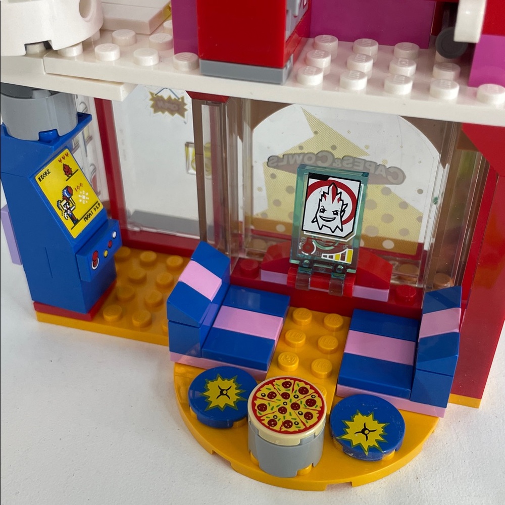 Lego Super Hero Girls Cafe Escape Playset  41231 - Picture 7 of 10